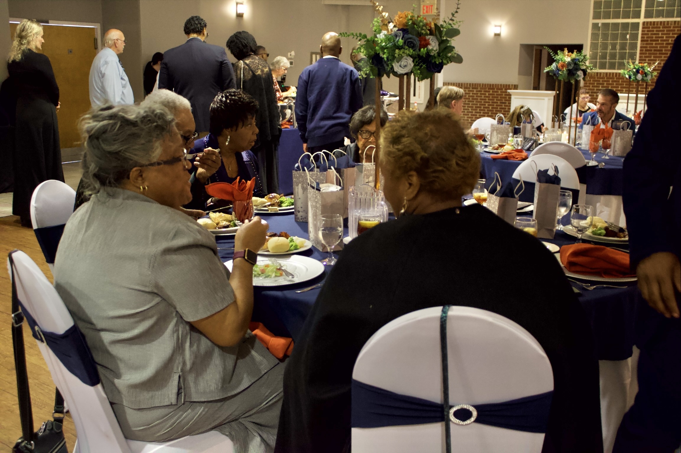 Gala Slideshow - Guests at table (2)